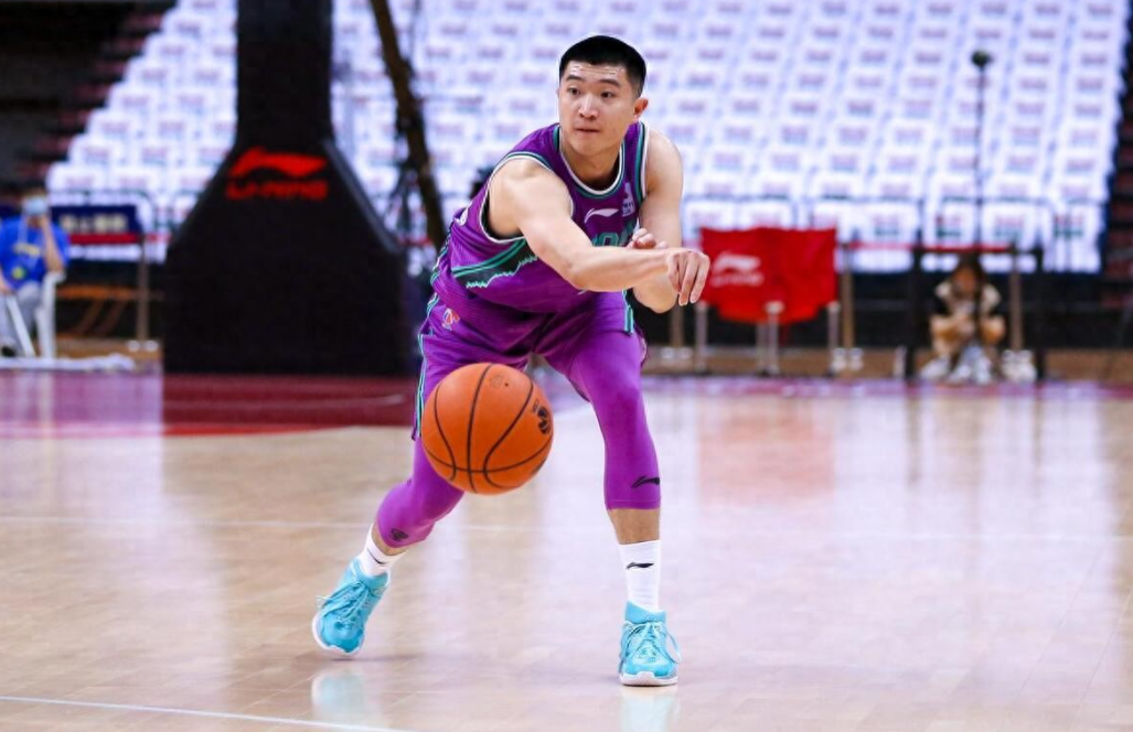 转折点山东男篮强势反弹；CBA常规赛今晨攻防权衡；气氛紧张；赛程密集仍需轮换的简单介绍